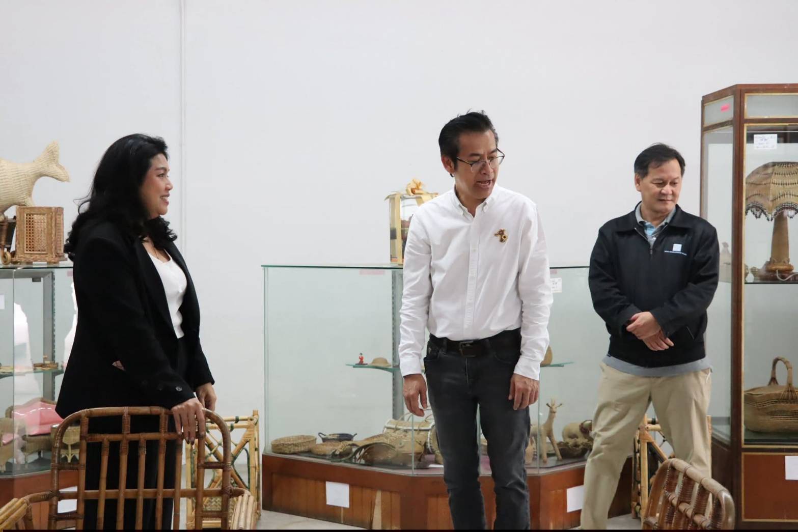 title - ผู้อำนวยการศูนย์ส่งเสริมและพัฒนาอาชีพเสริมนอกภาคการเกษตร ให้การต้อนรับคณะเจ้าหน้าที่กระทรวงทรัพยากรธรรมชาติและสิ่งแวดล้อม เยี่ยมชมสถานที่ ศพส. และแผนกฝึกอบรมทั้ง 12 แผนก